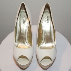 UNFORGETTABLE MOMENTS Ivory/Cream Heels Size 7.5